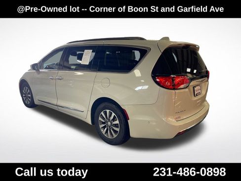Used 2020 Chrysler Pacifica Touring-L Plus FWD image 3