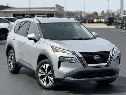 Used 2023 Nissan Rogue SV image 3