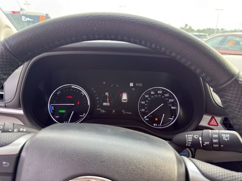Certified 2023 Toyota Sienna Limited FWD image 5