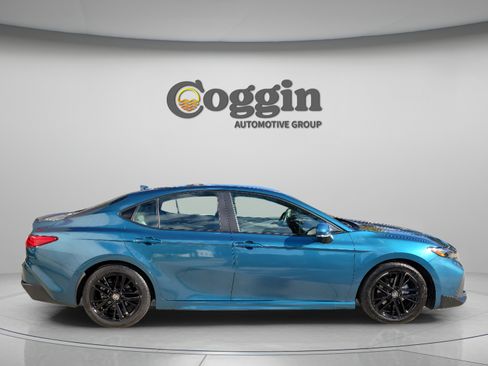 Used 2025 Toyota Camry SE FWD image 4