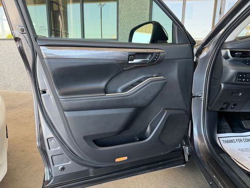 Used 2021 Toyota Highlander Limited FWD image 20