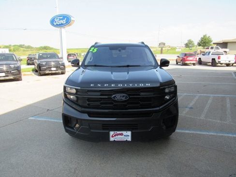 Used 2025 Ford Expedition Active AWD/4WD image 2