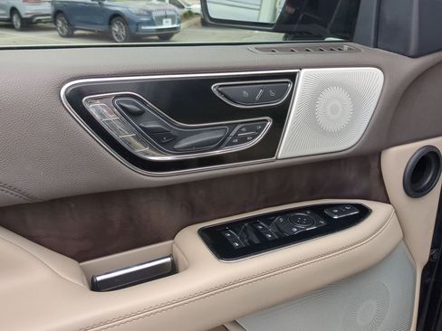 Used 2022 Lincoln Navigator Reserve image 12