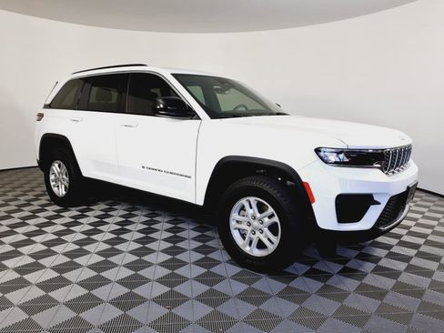 Used 2025 Jeep Grand Cherokee Laredo w/ Luxury Tech Group I image 3