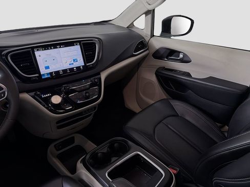 Used 2023 Chrysler Pacifica Touring-L FWD image 25