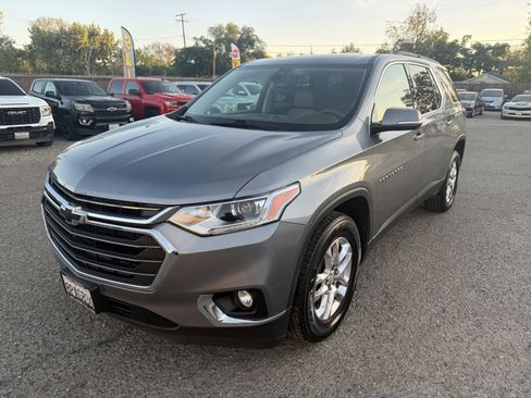 Used 2020 Chevrolet Traverse LT w/ Driver Confidence II Package image 1