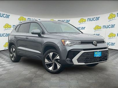 Used 2025 Volkswagen Taos SE w/ Panoramic Sunroof Package