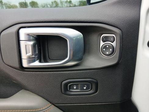 Used 2025 Jeep Gladiator Mojave w/ Convenience Group AWD/4WD image 26
