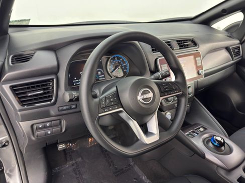 Used 2025 Nissan Leaf S image 11