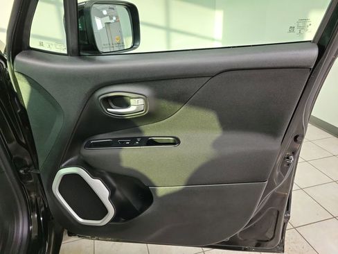 Used 2019 Jeep Renegade Latitude image 27