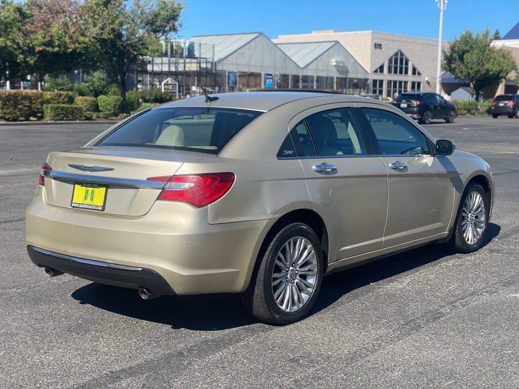 Used 2011 Chrysler 200 Limited FWD image 4