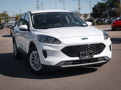 Used 2020 Ford Escape SE image 2