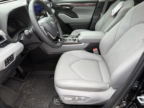 New 2026 Toyota Highlander Platinum image 19