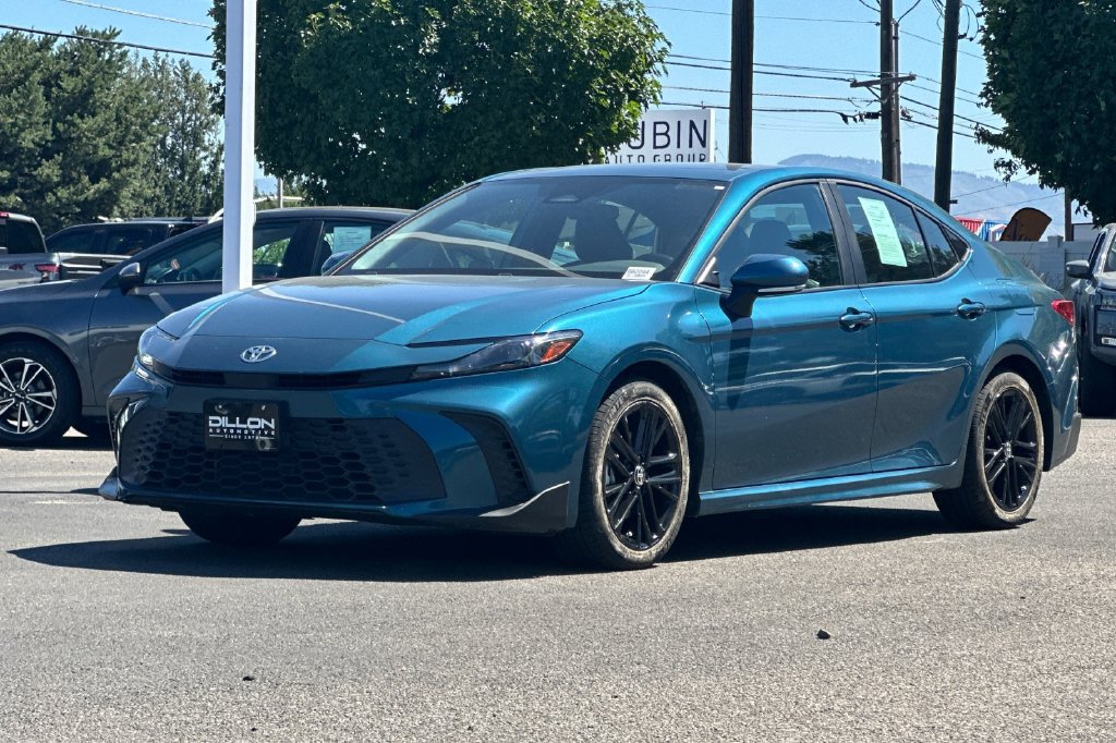 Used 2025 Toyota Camry SE FWD image 11