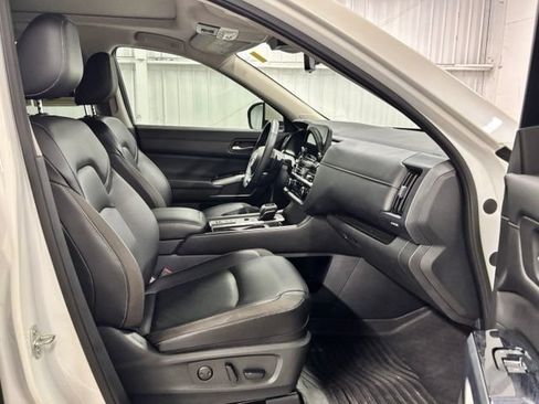 Used 2024 Nissan Pathfinder SL w/ SL Premium Package FWD image 23