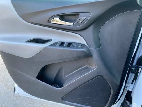 Used 2019 Chevrolet Equinox LS FWD image 32