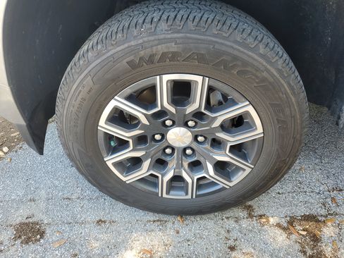 Used 2023 Chevrolet Colorado LT w/ LT Convenience Package III RWD image 4