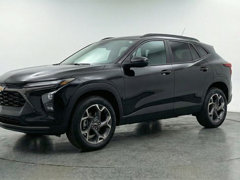 Used 2025 Chevrolet Trax LT w/ LT Convenience Package FWD image 3
