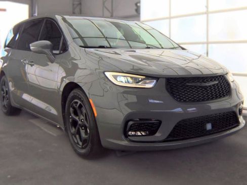 Used 2022 Chrysler Pacifica Touring-L w/ S Appearance Package FWD image 18