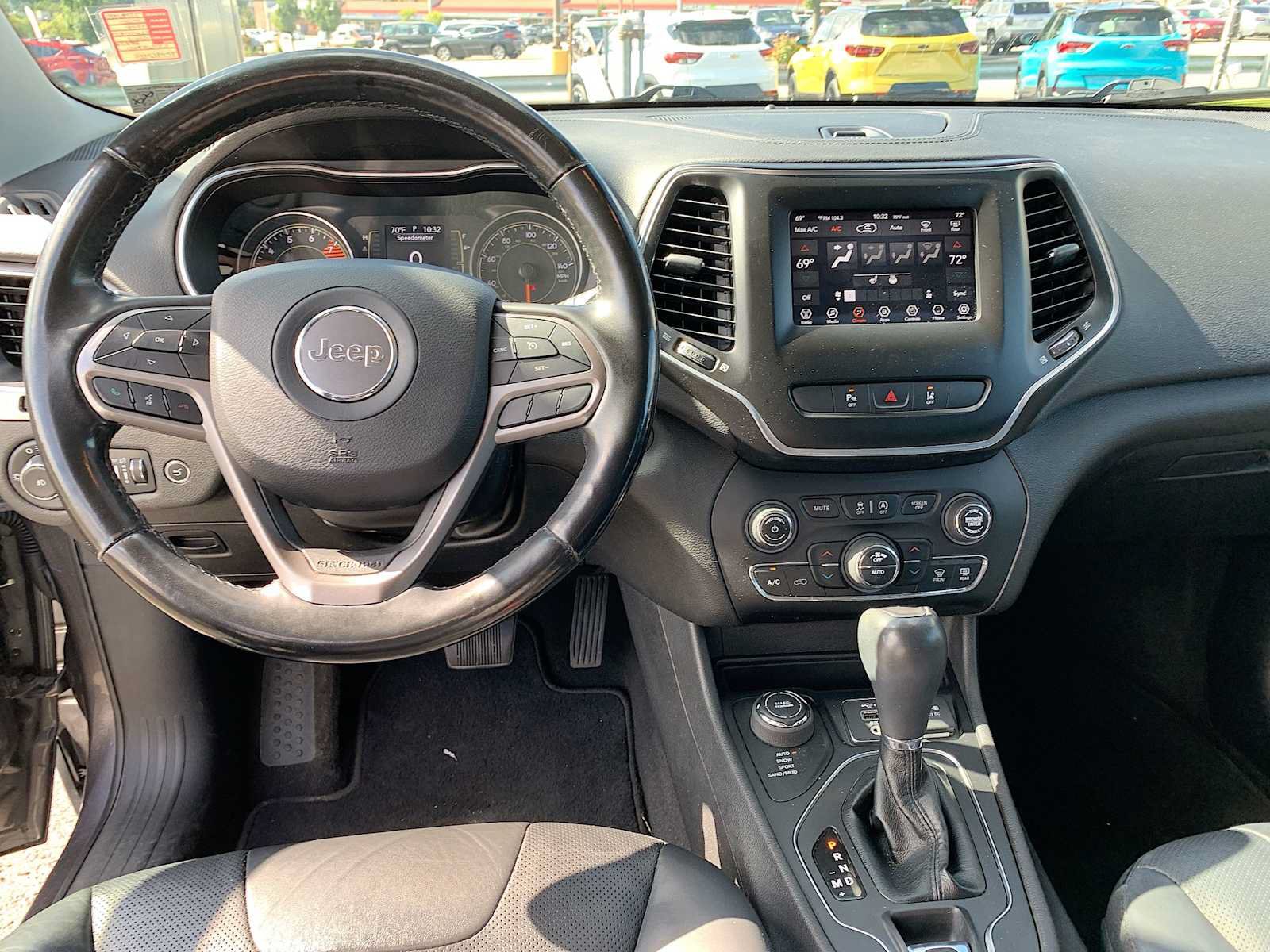 Used 2020 Jeep Cherokee Latitude Lux w/ Comfort/Convenience Group AWD/4WD image 19