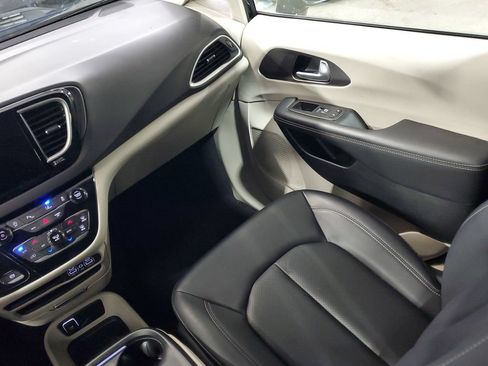 Used 2024 Chrysler Pacifica Touring-L FWD image 16