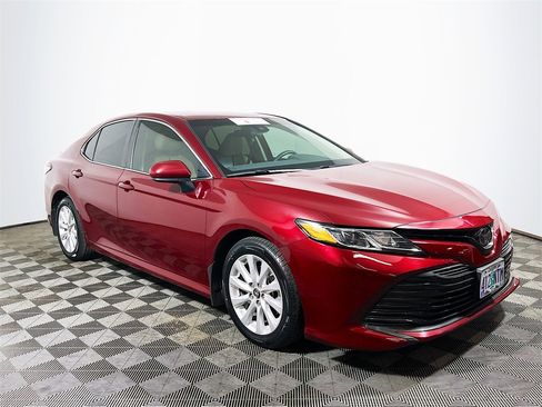 Certified 2019 Toyota Camry LE image 1