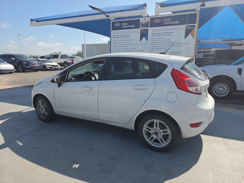 Used 2018 Ford Fiesta SE FWD image 2