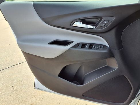 Used 2022 Chevrolet Equinox LS image 16