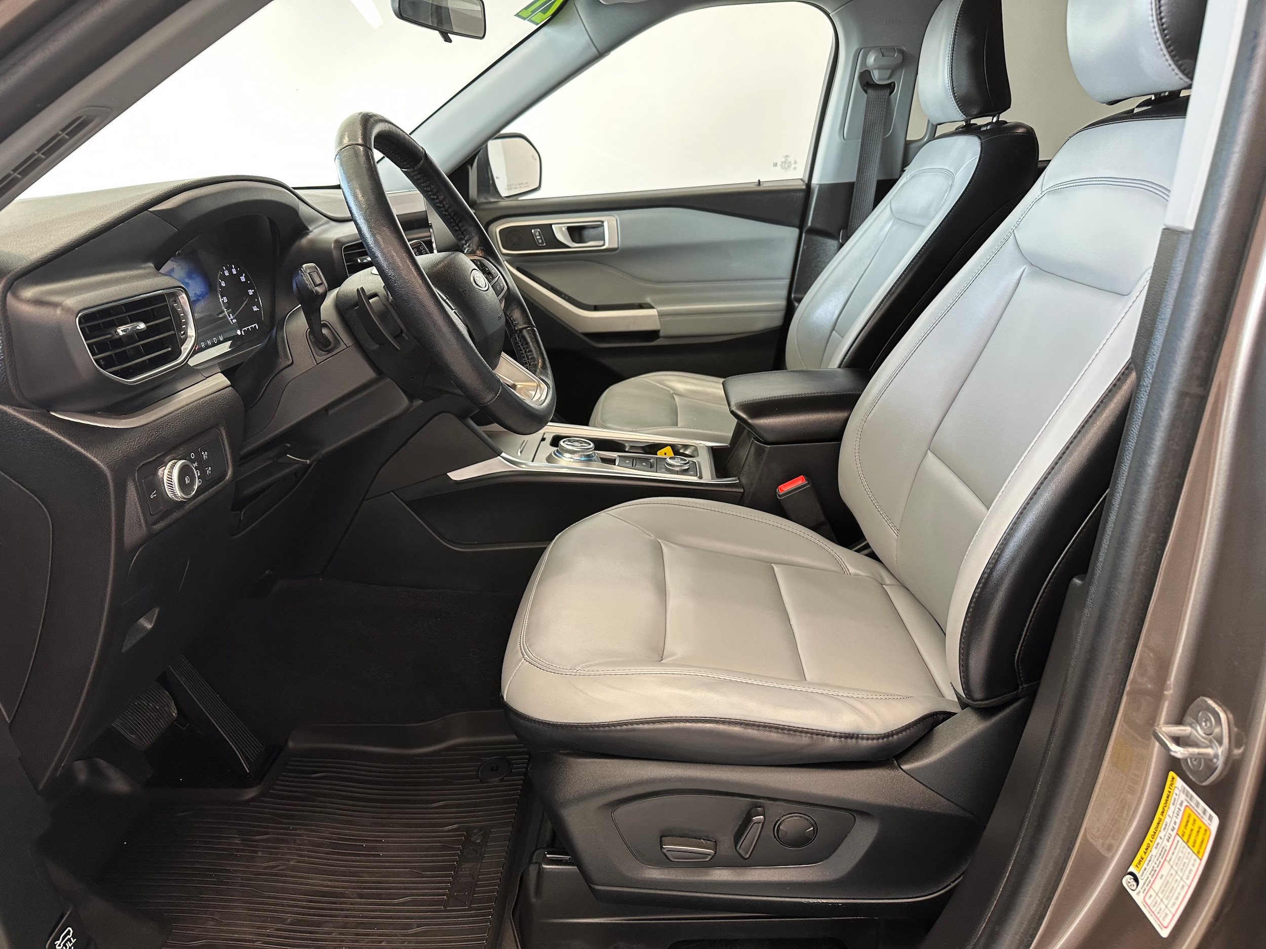 Used 2021 Ford Explorer XLT w/ Equipment Group 202A AWD/4WD image 11