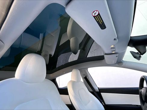 Used 2021 Tesla Model Y Long Range image 12