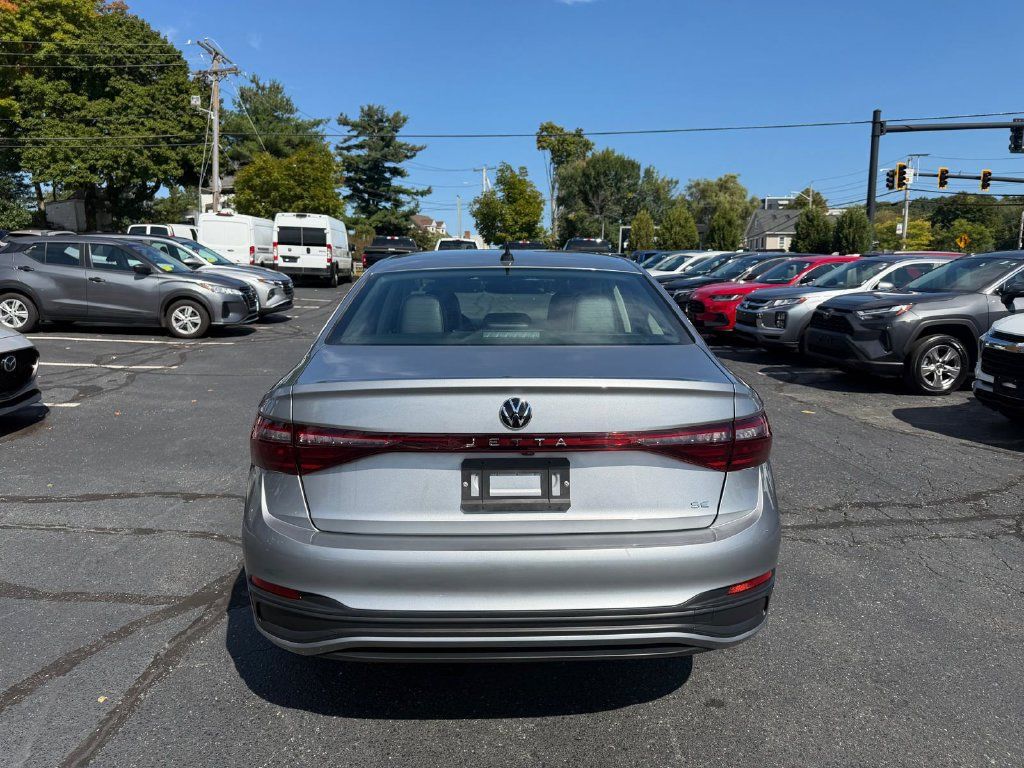 Used 2025 Volkswagen Jetta SE FWD image 4