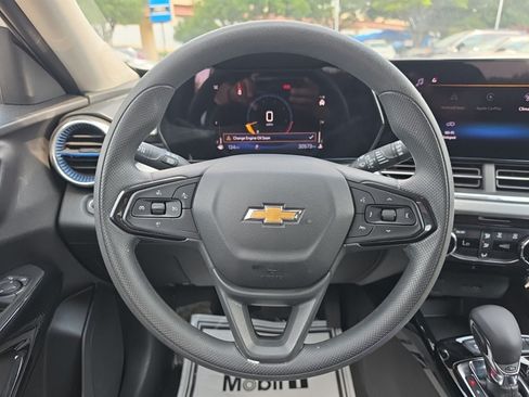 Used 2025 Chevrolet Trax LT FWD image 13