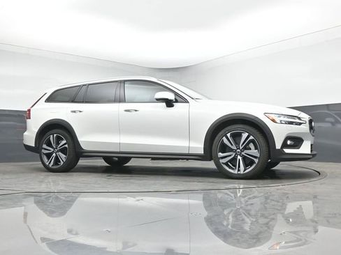 Used 2025 Volvo V60 B5 Cross Country Plus AWD/4WD image 10