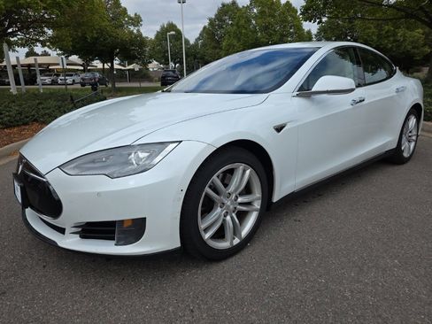 Used 2015 Tesla Model S 85D image 2