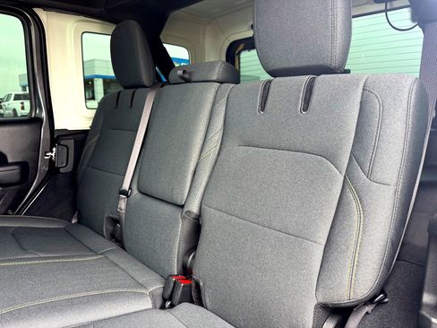 Used 2024 Jeep Wrangler Unlimited image 17