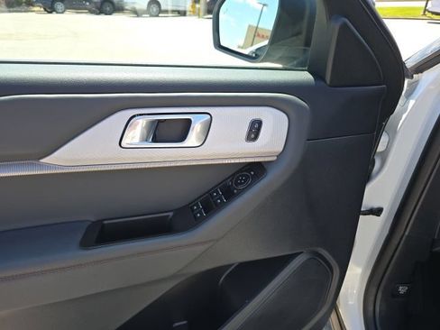 Used 2025 Ford Explorer Active AWD/4WD image 12