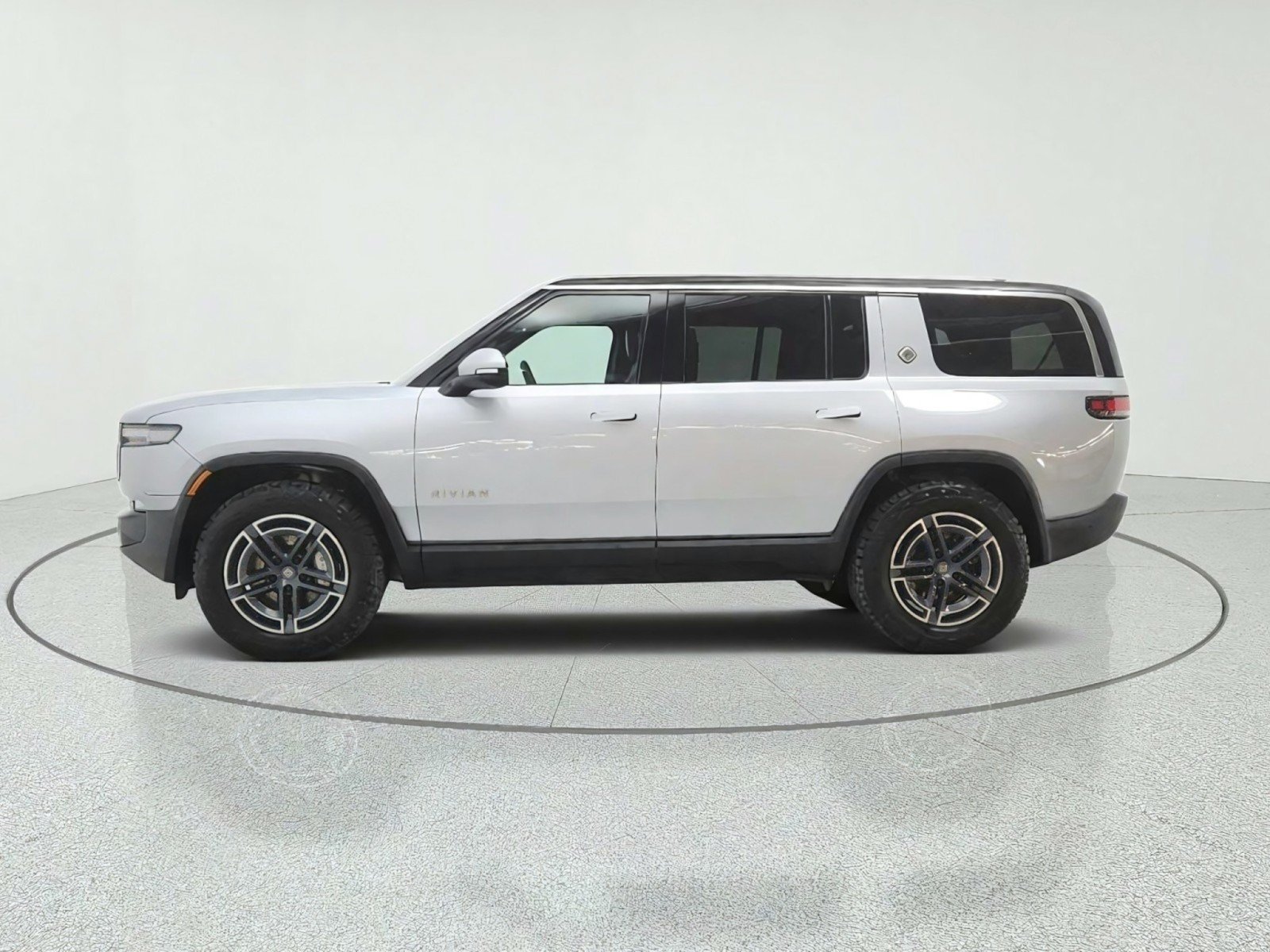 Used 2025 Rivian R1S Adventure Dual AWD/4WD image 8