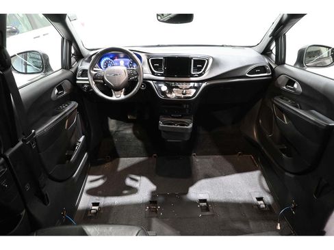 Used 2019 Chrysler Pacifica Touring-L Plus w/ Advanced Safetytec Group FWD image 21