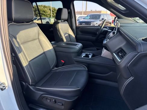 Used 2024 GMC Yukon SLT w/ SLT Luxury Package AWD/4WD image 12