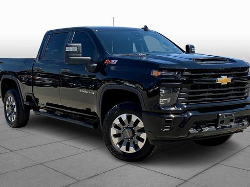 Used 2024 Chevrolet Silverado 2500 Custom w/ Custom Value Package image 2