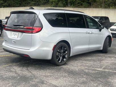 Used 2024 Chrysler Pacifica Touring-L w/ S Appearance Package