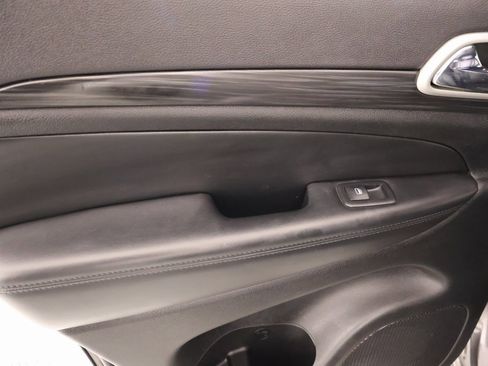 Used 2021 Jeep Grand Cherokee Laredo X image 17