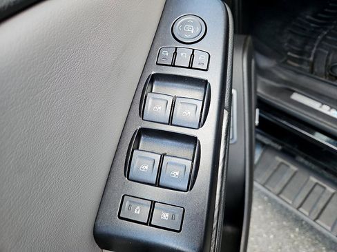 Used 2018 Chevrolet Tahoe LT w/ LT Signature Package image 17