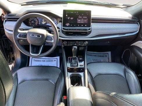 Used 2024 Jeep Compass Latitude image 10