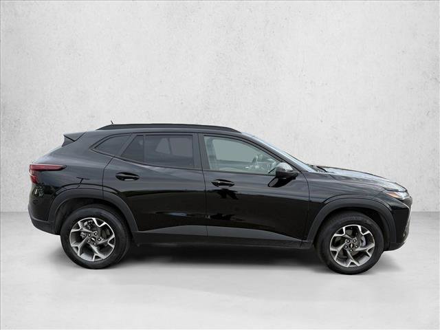 Used 2025 Chevrolet Trax LT w/ LT Convenience Package FWD image 4