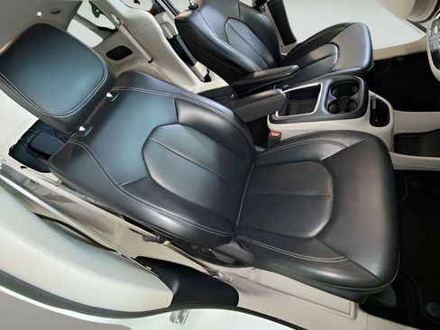 Used 2023 Chrysler Pacifica Touring-L AWD/4WD image 18