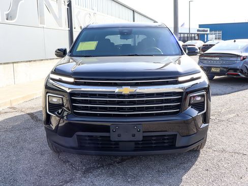 Used 2025 Chevrolet Traverse LT image 2