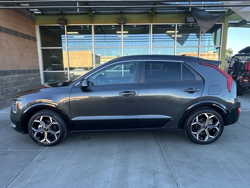Used 2023 Kia Niro EX Touring image 6