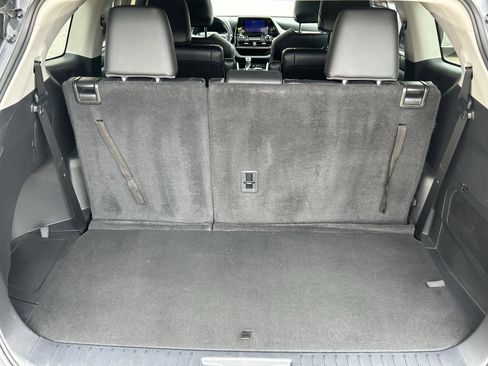 Used 2023 Toyota Highlander XLE AWD/4WD image 25