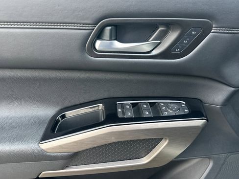 Used 2023 Nissan Pathfinder Platinum image 12